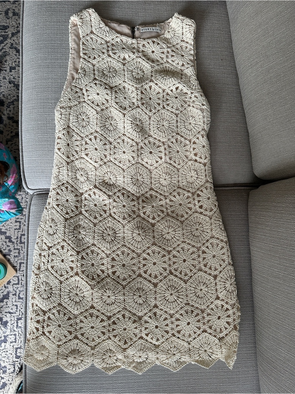 Alice + Olivia Clyde Cream Crochet Lace Shift Dress size 4 - Picture 10 of 10